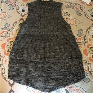 High low turtle neck knitted sleeveless sweater!